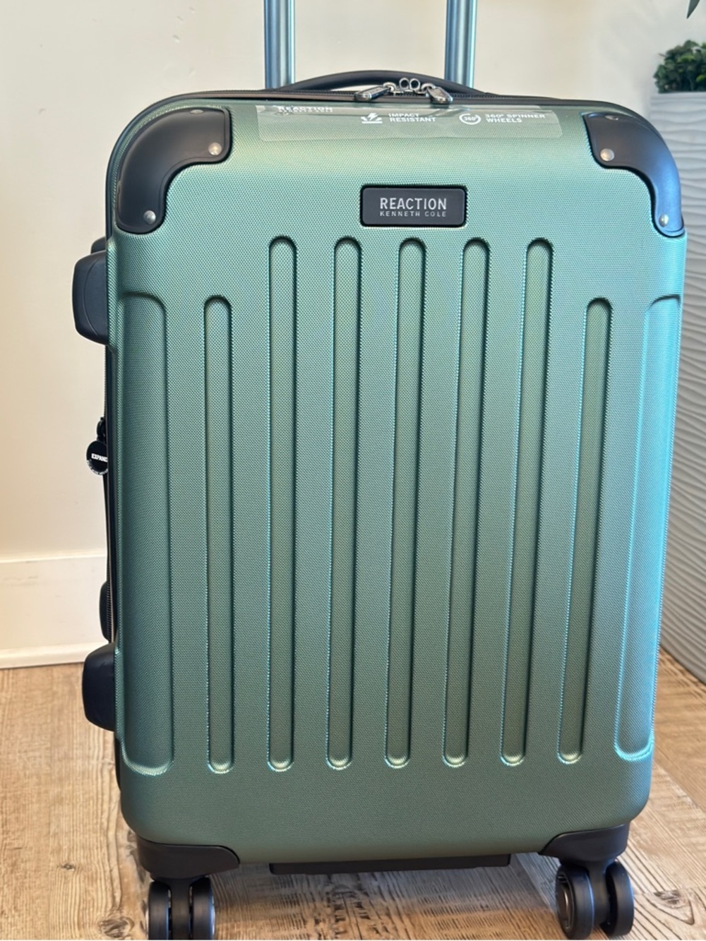 Kenneth Cole REACTION Renegade Luggage Exp. Spinner Hardside Suitcase carry on - Picture 11 of 16